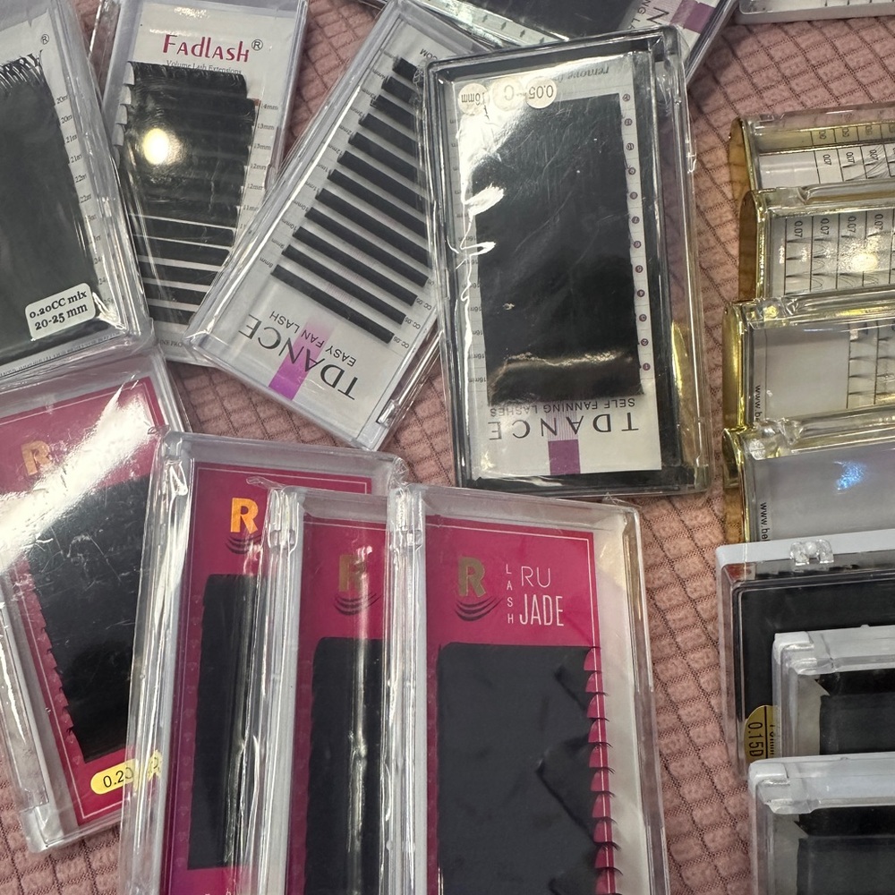 Long Eyelash Extension bundle - Picture 2 of 13